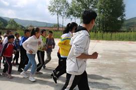 一群人站在海边描述已自动生成